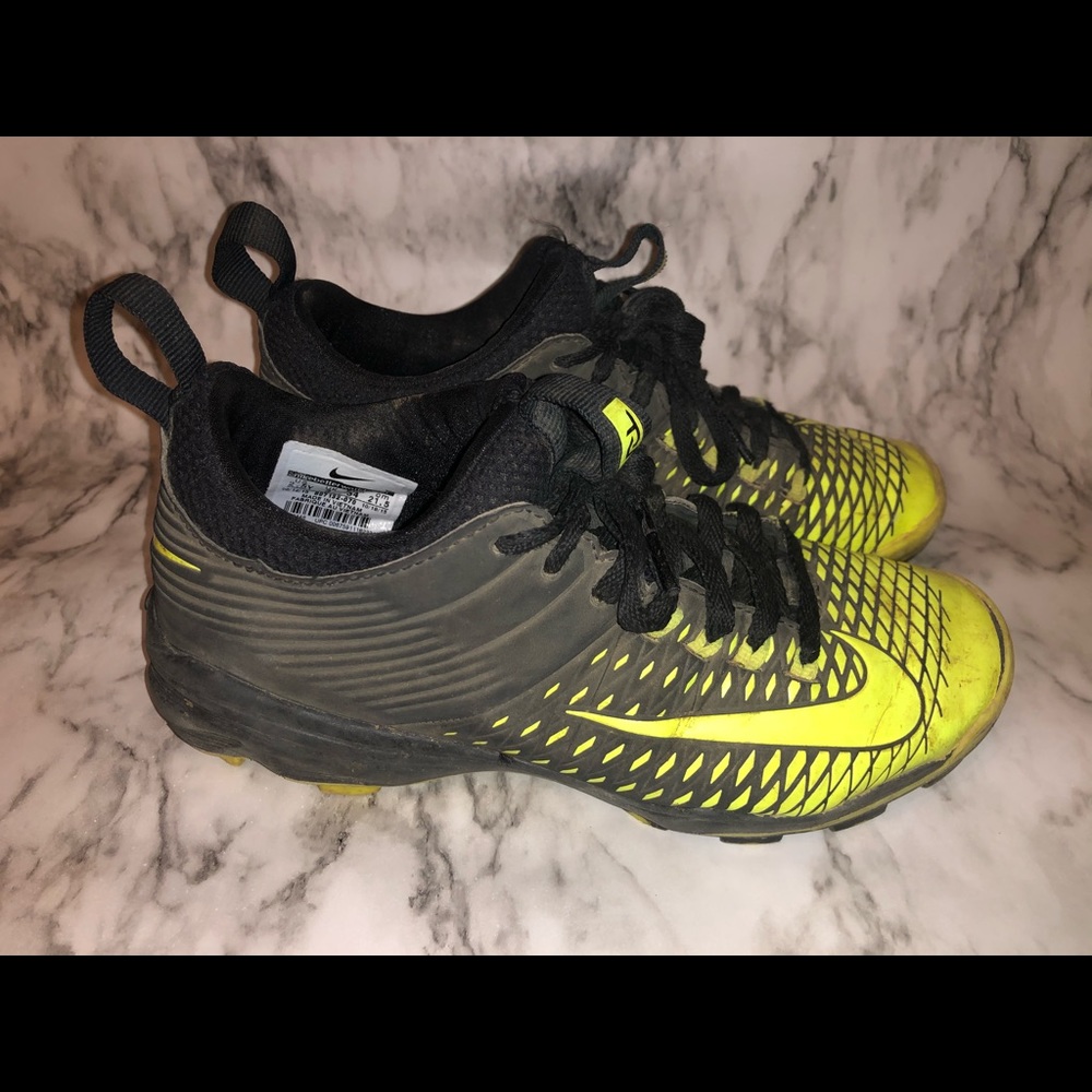 NIKE BASEBALL CLEATS- size 2.5